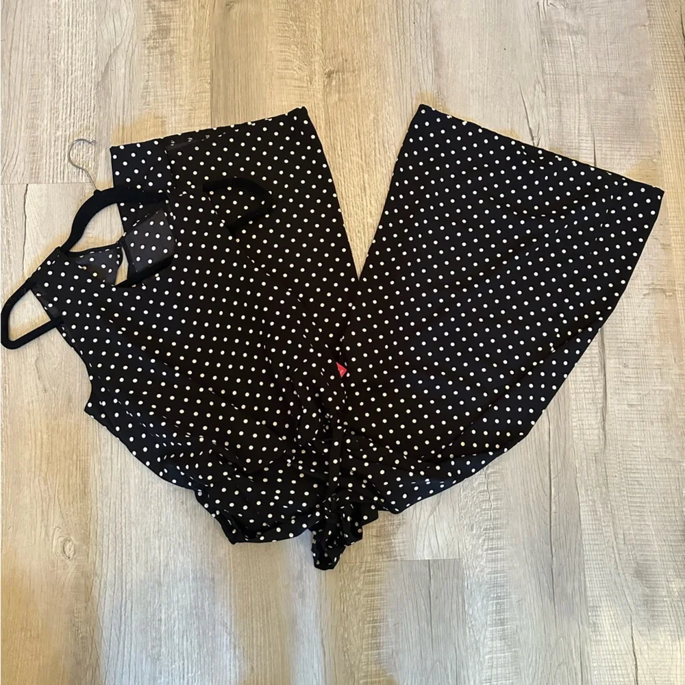 Vince Camuto Sleeveless Black and White Polka Dot Jumpsuit, Size 6, NWT - Picture 6 of 6